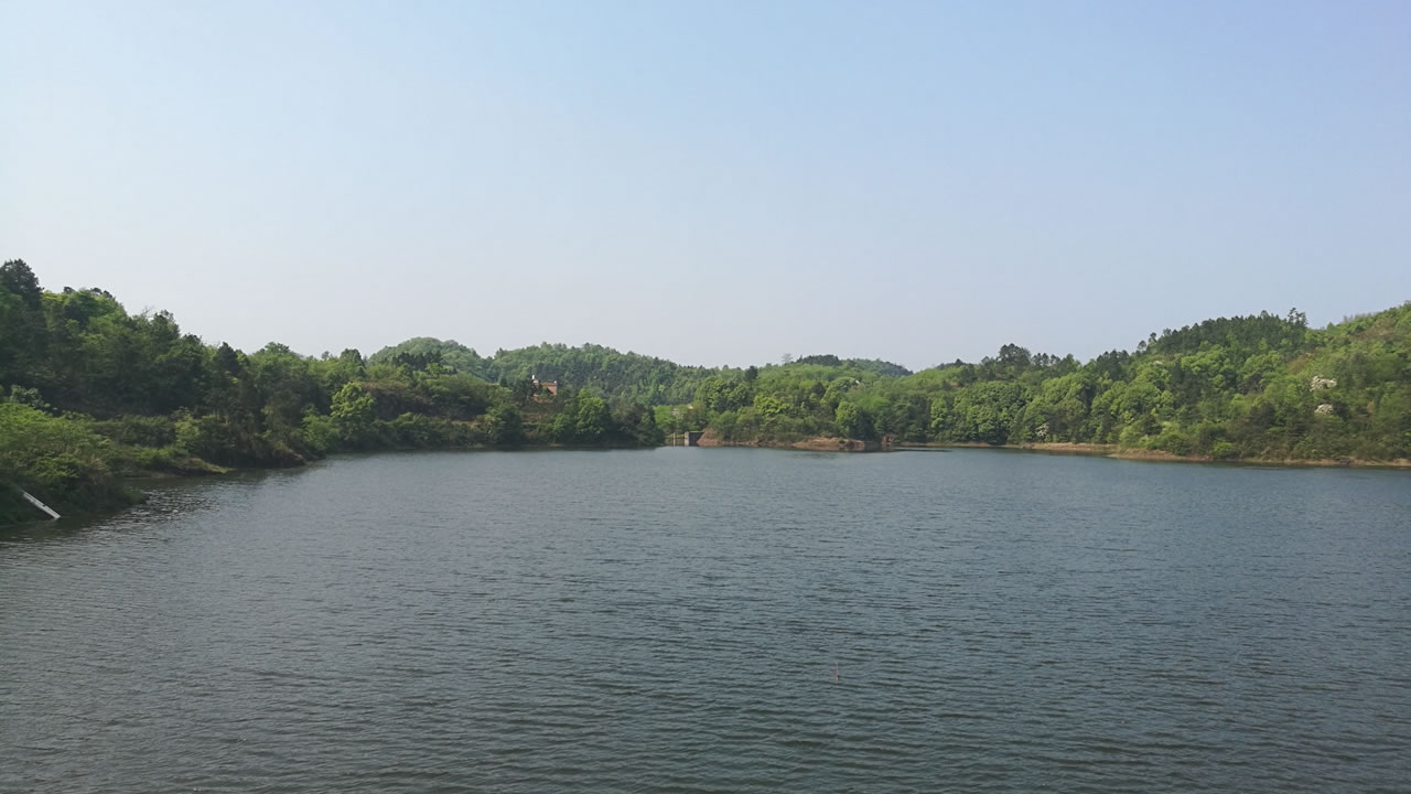 斗山水库大坝上看到的秀丽风景